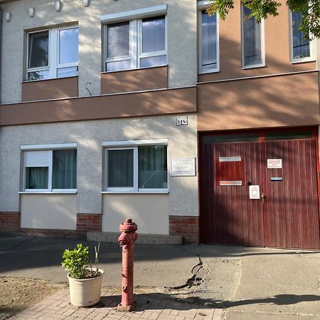 Nyil Apartman Wellnes Debrecen Exterior foto